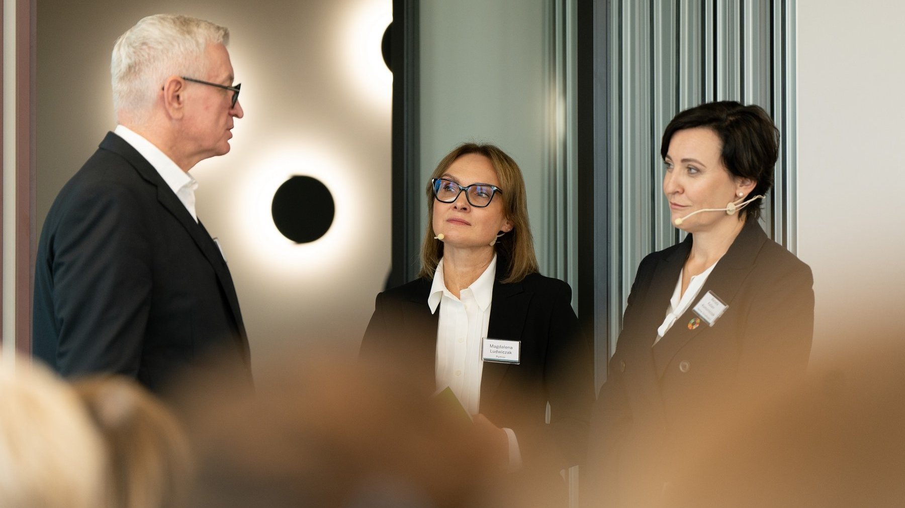 Mayor Jacek Jaskowiak talks to two female employees of Rödl & Partner.