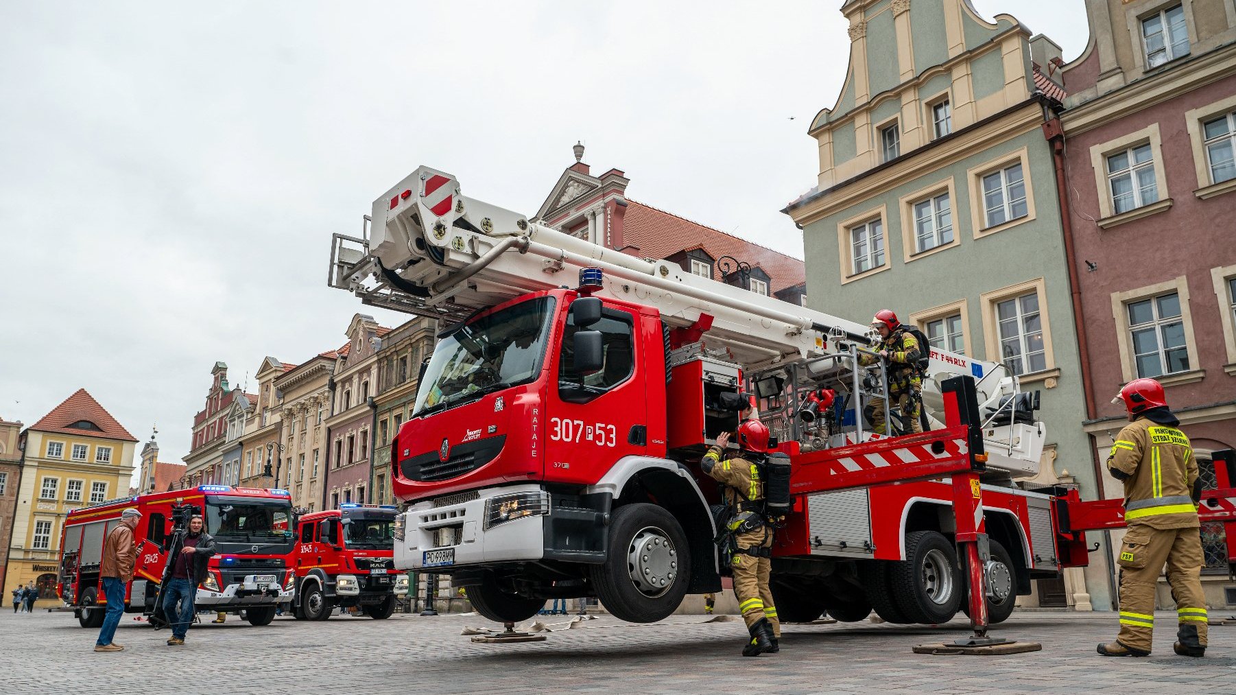 Na zdjęciu wozy strażackie na Starym Rynku, widać strażaków wyciągajacych drabinę