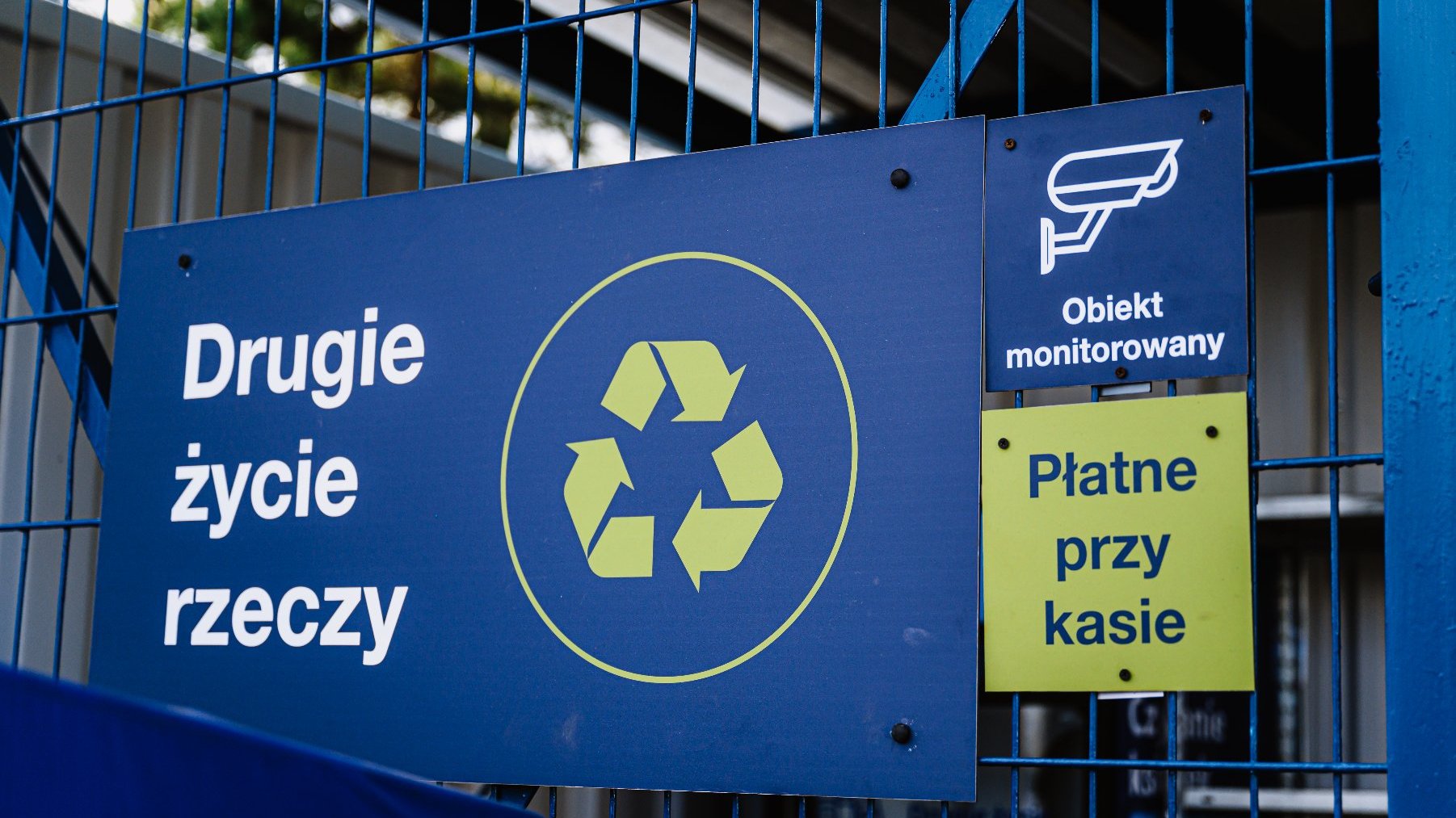 Zdjęcie przedstawia plakat z napisem drugie życie rzeczy.