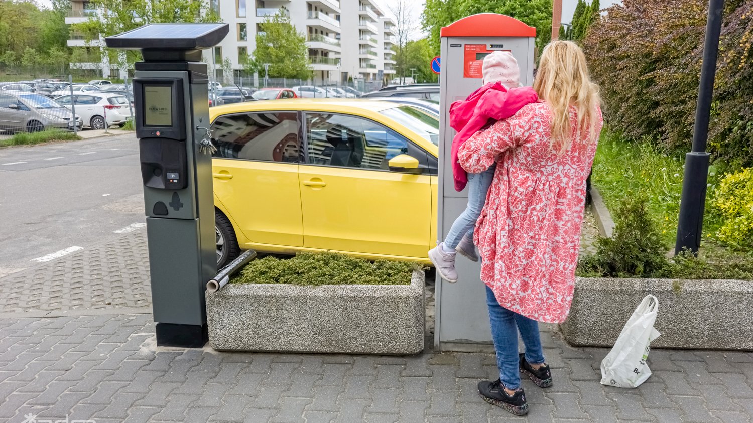 Galeria zdjęć nowych parkomatów stojących obok starych