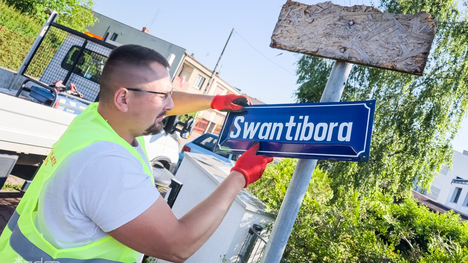 Zdjęcia z montażu w Antoninku nowych tablic z nazwami ulic