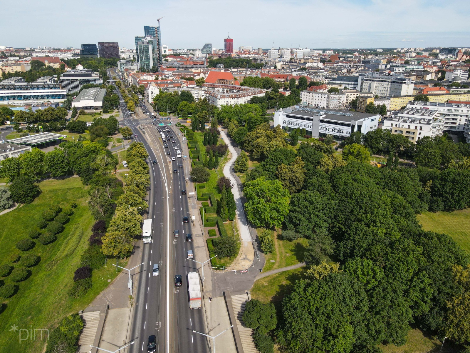 Galeria zdjęć z prac przy budowie drogi rowerowej w rejonie skrzyżowania ulic Strzeleckiej, Królowej Jadwigi i Drogi Dębińskiej - grafika artykułu