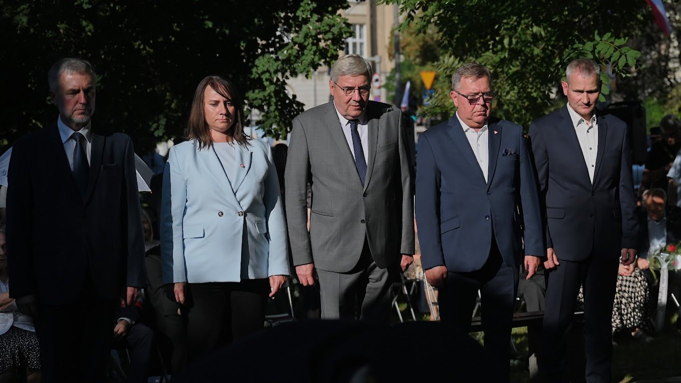 Na zdjęciu władze samorządowe podczas składania kwiatów pod pomnikiem