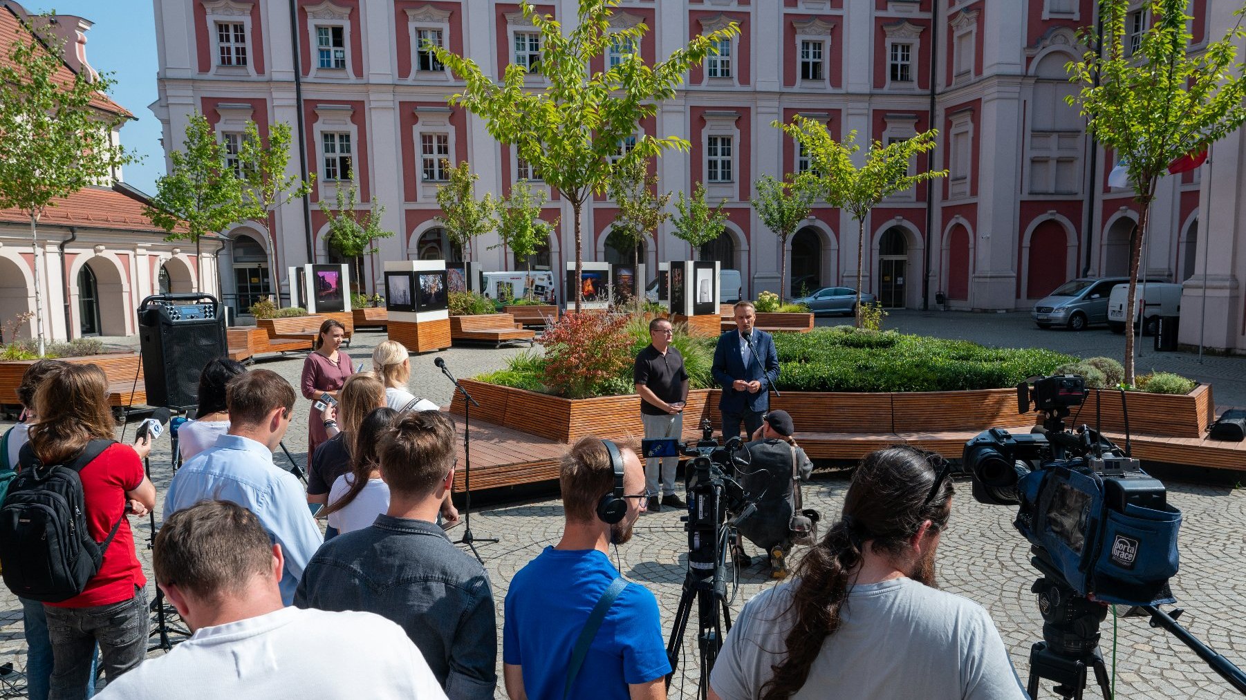 Na zdjęciu briefing prasowy na dziedzińcu urzędu miasta