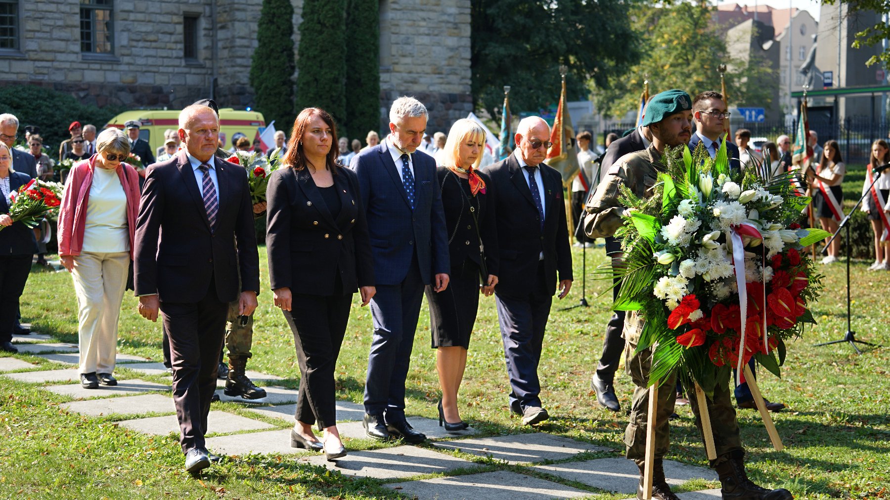 Na zdjęciu delegacja składająca kwiaty