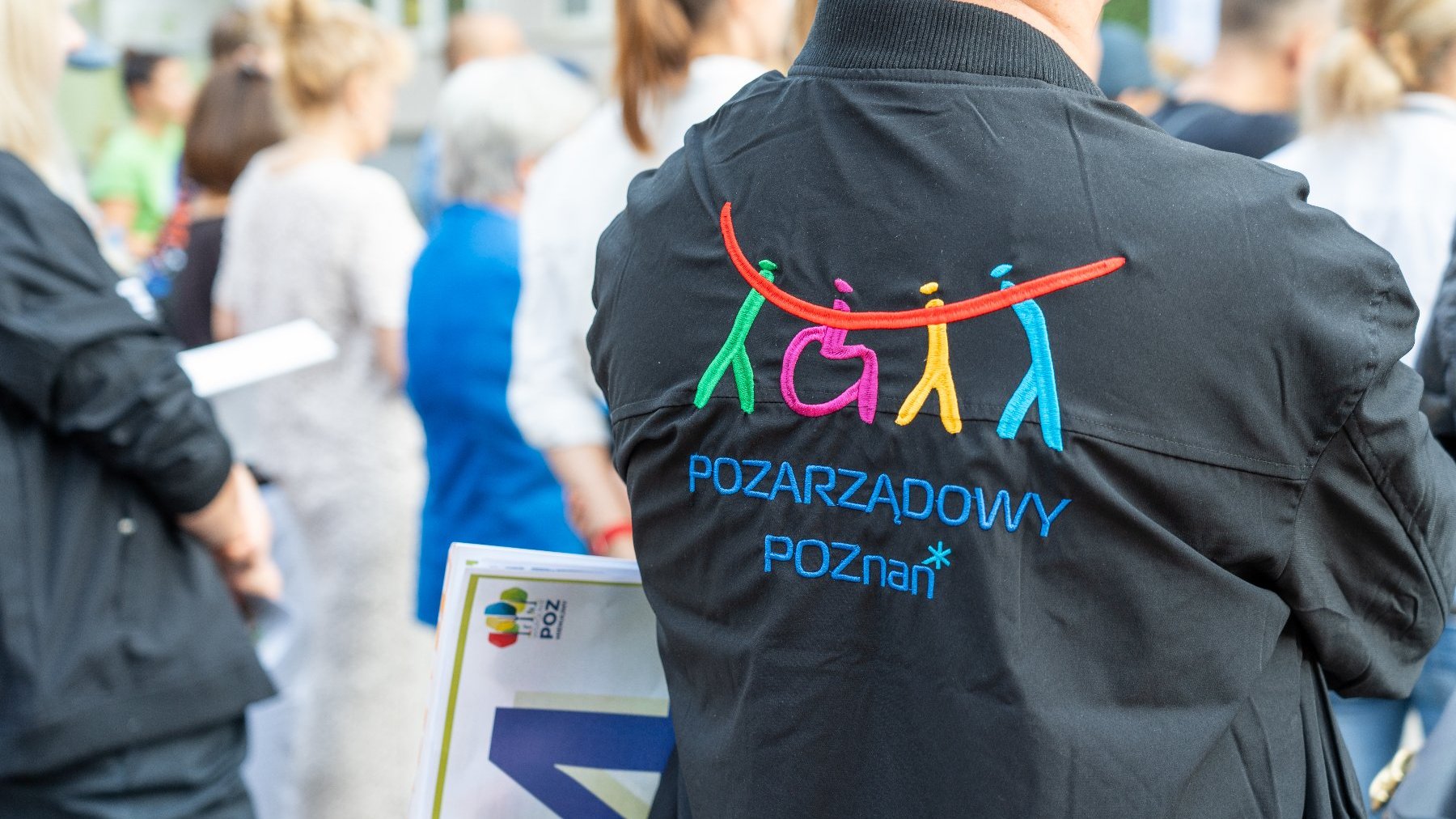 Na zdjęciu osoba w koszuli z napisem: pozarządowy Poznań