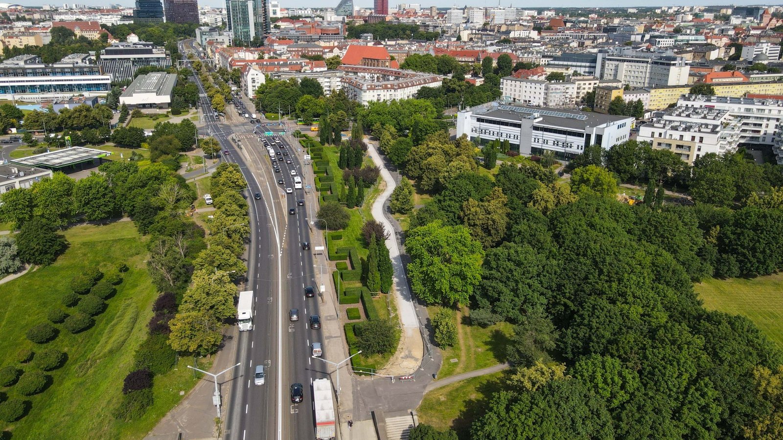 Galeria zdjęć z prac przy budowie drogi rowerowej w rejonie skrzyżowania ulic Strzeleckiej, Królowej Jadwigi i Drogi Dębińskiej