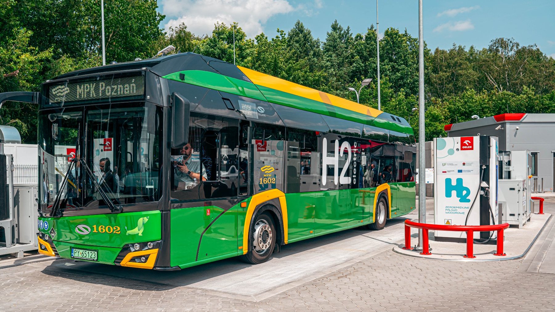 Na zdjęciu autobus MPK na stacji