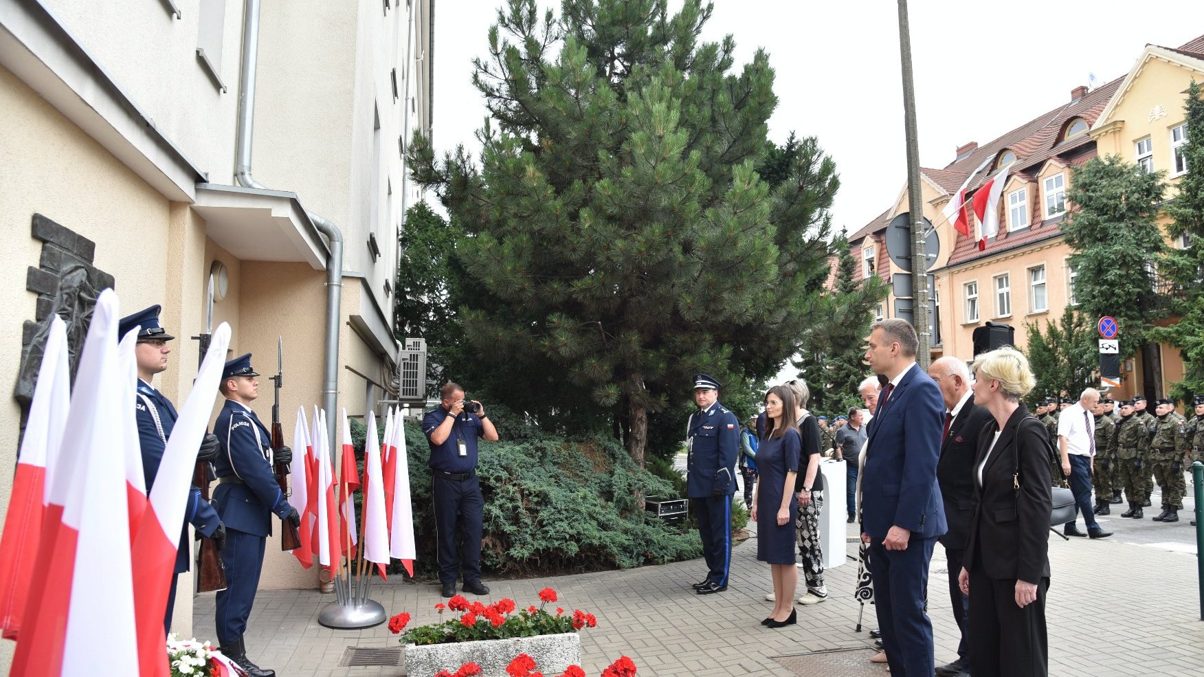 Na zdjęciu delegacja składająca kwiaty pod tablicą na Jeżycach