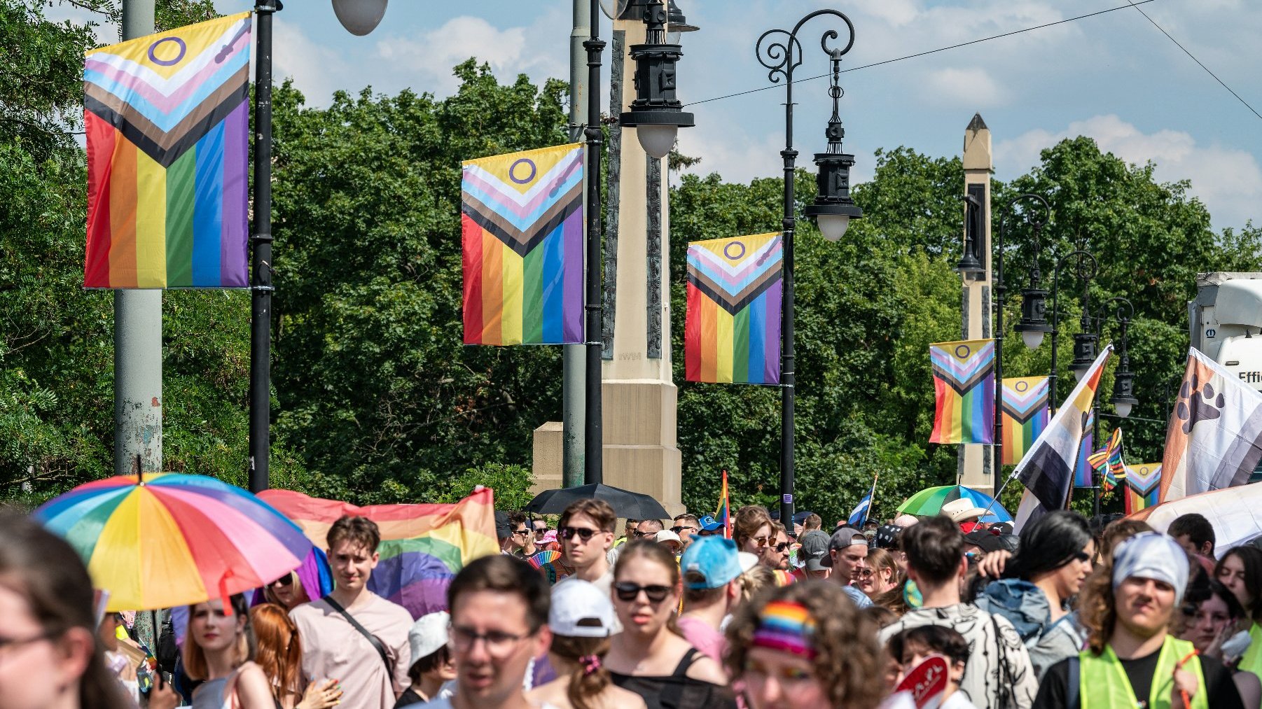 Na zdjęciu marsz, widać tęczowe flagi na latarniach