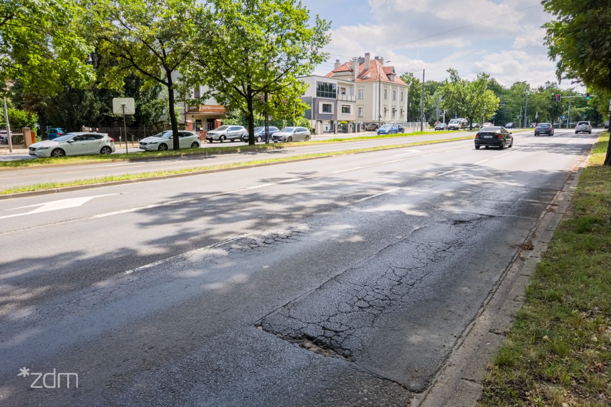 Zdjęcie przedstawia ulicę, po kórej jeżdżą samochody. - grafika artykułu