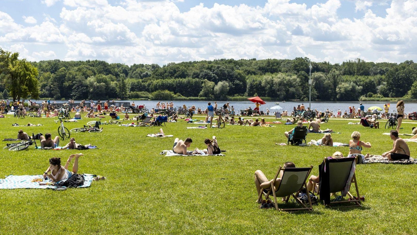 Zdjęcie przedstawia tłum ludzi na plaży.