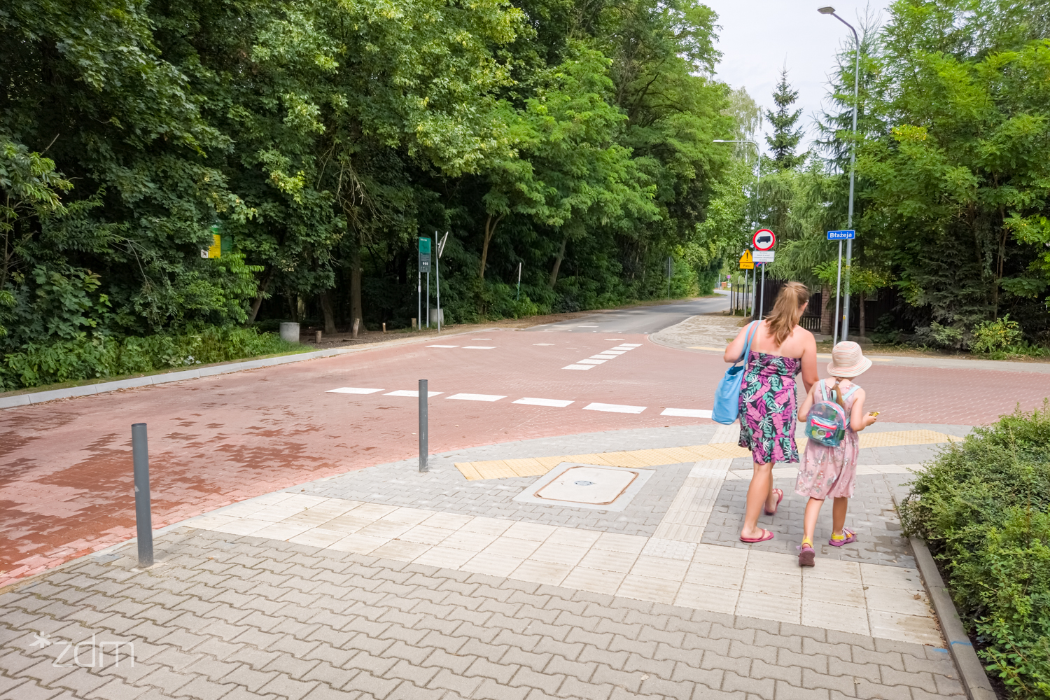 Galeria zdjęć pokazujących wyniesione skrzyżowanie u zbiegu ulic Jasna Rola i Błażeja - grafika artykułu