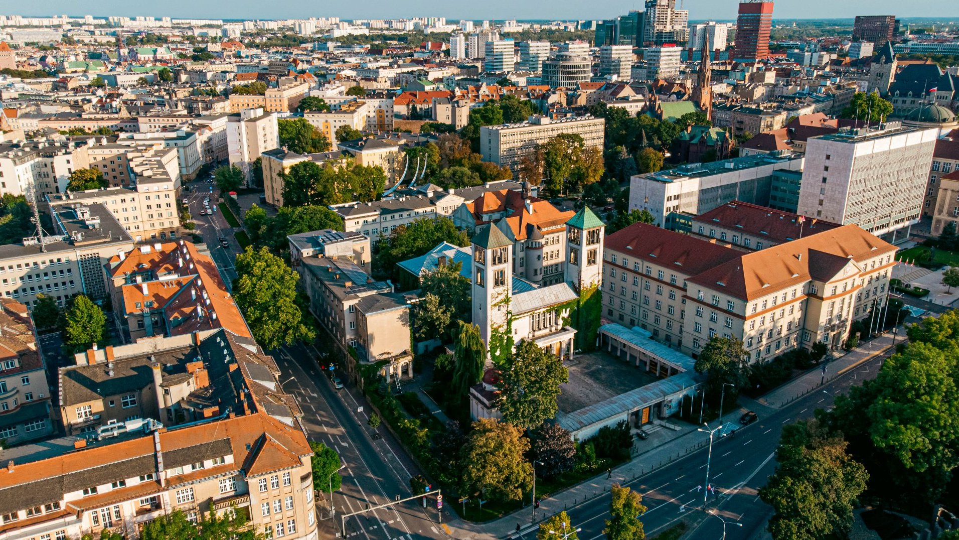 Na zdjeciu Poznań widziany z lotu ptaka, widać dachy kamienic