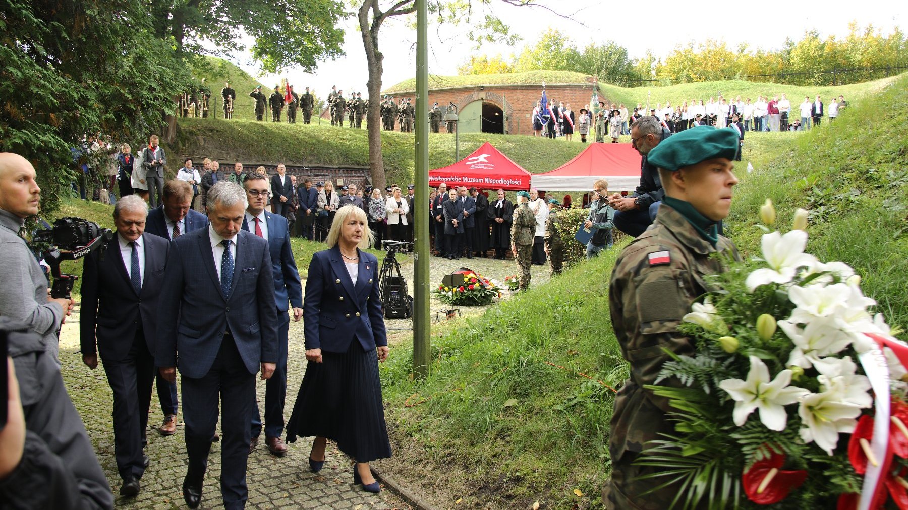 Na zdjęciu delegacja składająca kwiaty