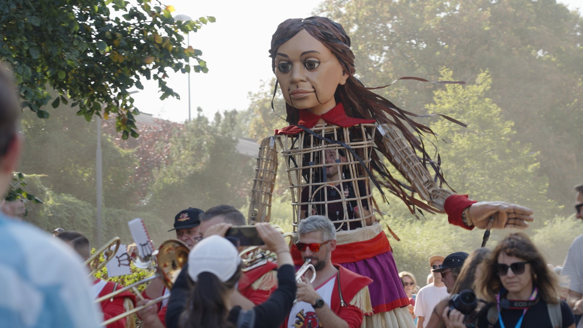 Malta Festival otworzyła akcja Dominoes, korowód „Wiedź-MY”, któremu towarzyszyła 3,5-metrowa lalka Little Amal i orkiestra Rebel Babel.