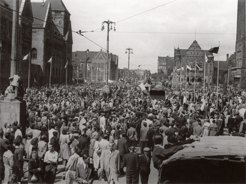 La foule rassemblée dans le centre de la ville