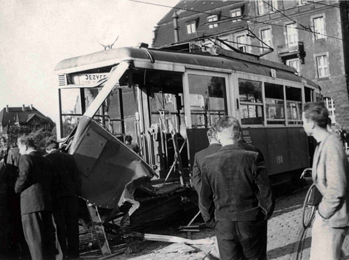 Un tramway détruit par les chars