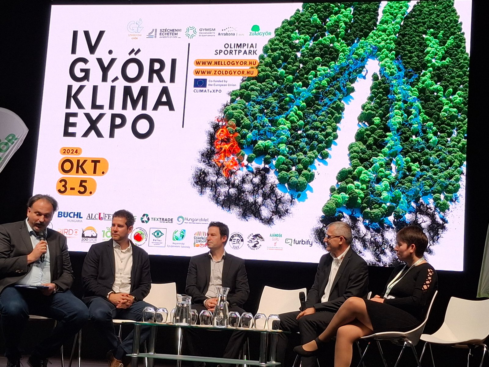 Zdjęcie przedstawia scenę targów Climate Expo Gyor oraz przemawiającego Burmistrza Gyor