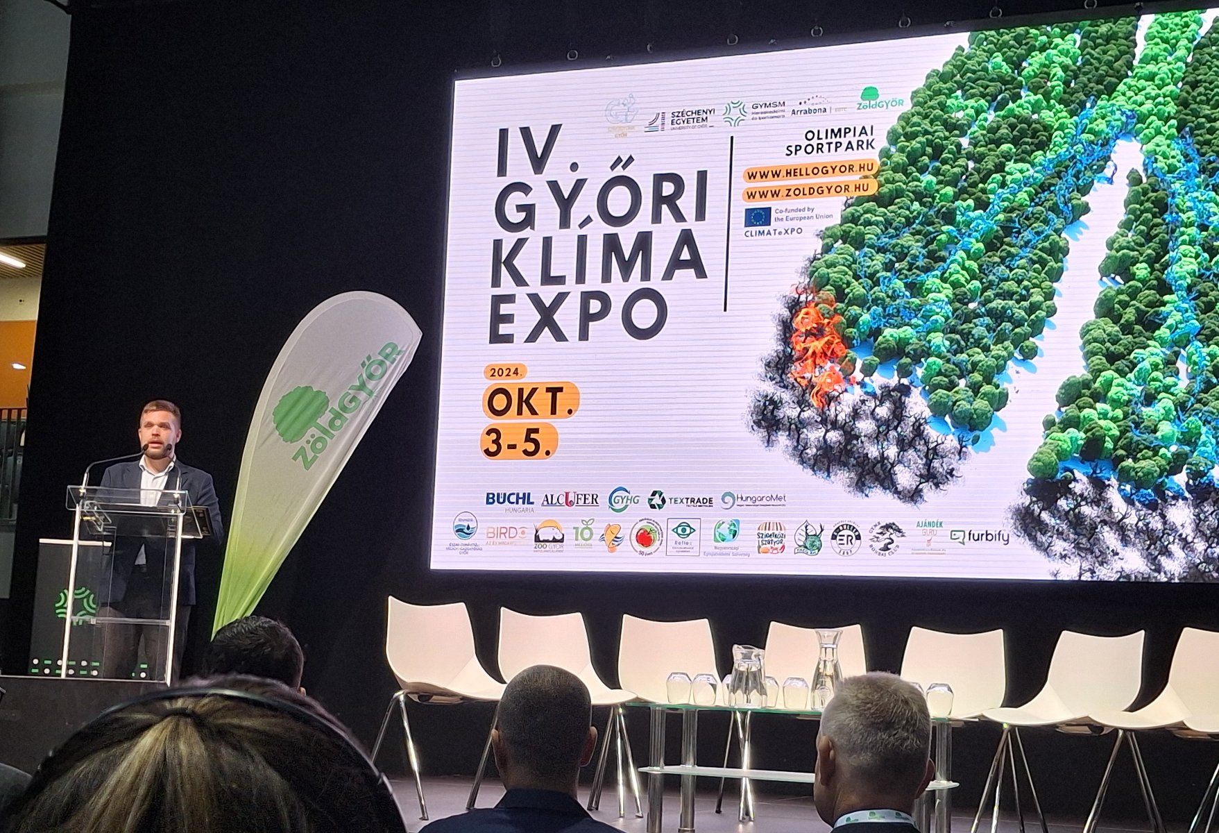 Zdjęcie przedstawia scenę targów Climate Expo Gyor oraz przemawiającego Burmistrza Gyor