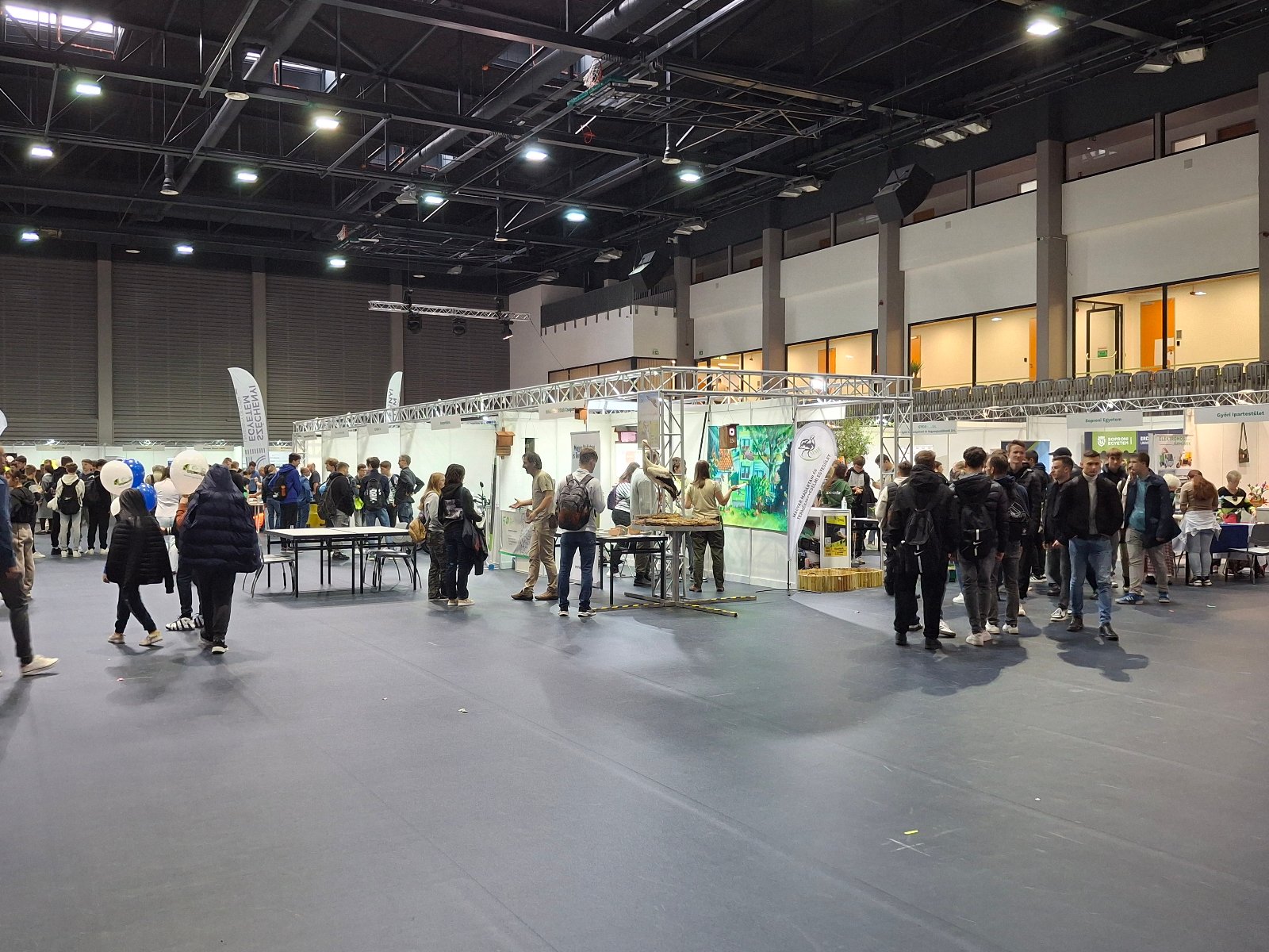 Zdjęcie przedstawia scenę targów Climate Expo Gyor