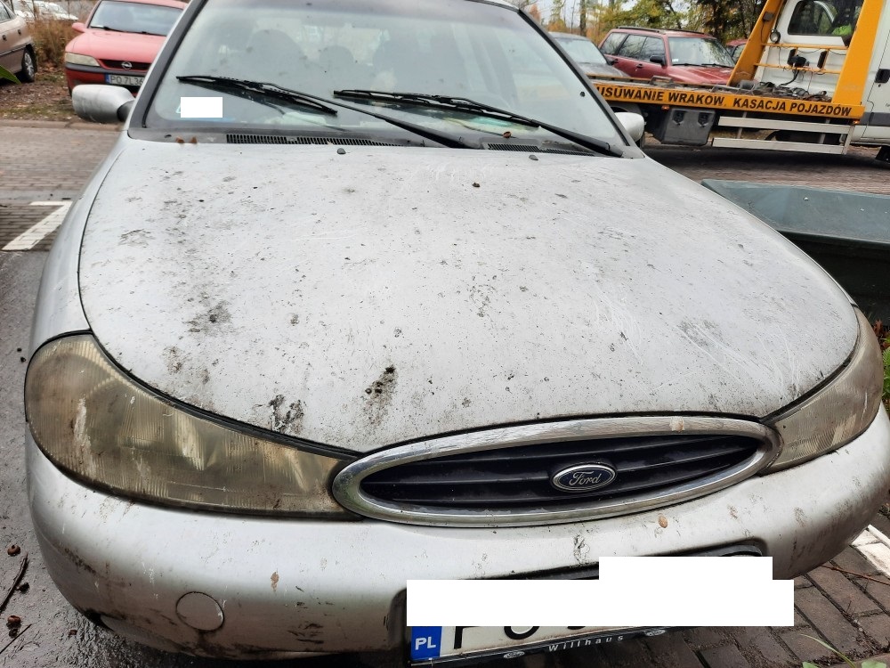 Ford Mondeo przed usunięciem na parking strzeżony