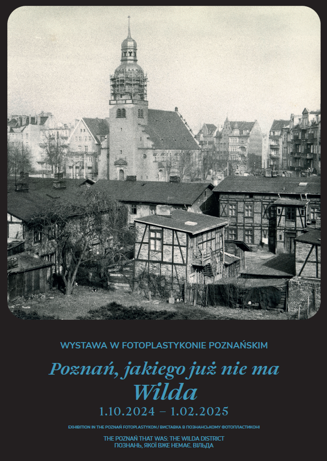 Archiwalne zdjęcie przedstawiające fachwerkowe budynki. W głębi widać wieżę kościoła.