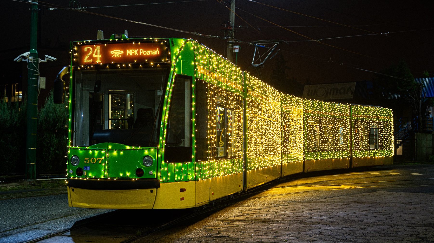 Tramwaj ozdobiony choinkowymi lampkami.