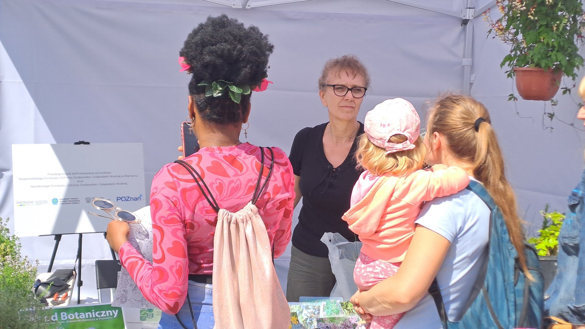 akcje edukacyjne - relacja z zielonych warsztatów w ramach "Akademii Zielony Poznań" - "Zieloni od 30 lat - jubileusz z klimatem" - 25 maja 2024 r. Park Wilsona,Wykład "Smacznie, zdrowo, kolorowo", poprowadzony przez pracownika Ogrodu Botanicznego Uniwersytetu im. A. Mickiewicza w Poznaniu, dotyczył zakładania ogródka ziołowego. Po wysłuchaniu prelekcji uczestnicy mogli zabrać do domu sadzonki ziół, by móc stworzyć swój ziołowy zakątek (spotkanie dofinansowane ze środków WFOŚiGW oraz NFOŚiGW).