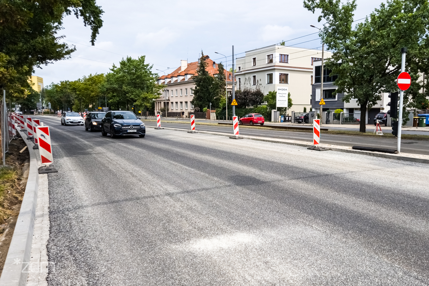 Galeria zdjęć przedstawia ul. Reymonta po wymianie nawierzchni jezdni. - grafika artykułu