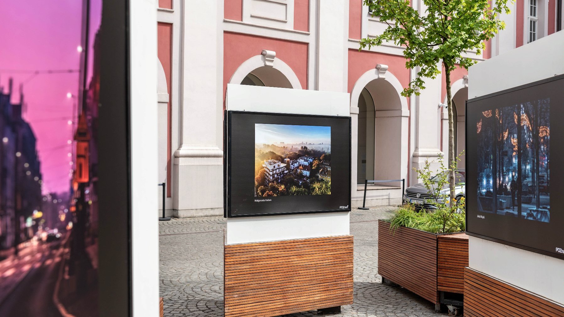 Galeria zdjęć przedstawia wystawę fotoportalu na Wolnym Dziedzińcu Urzędu Miasta.