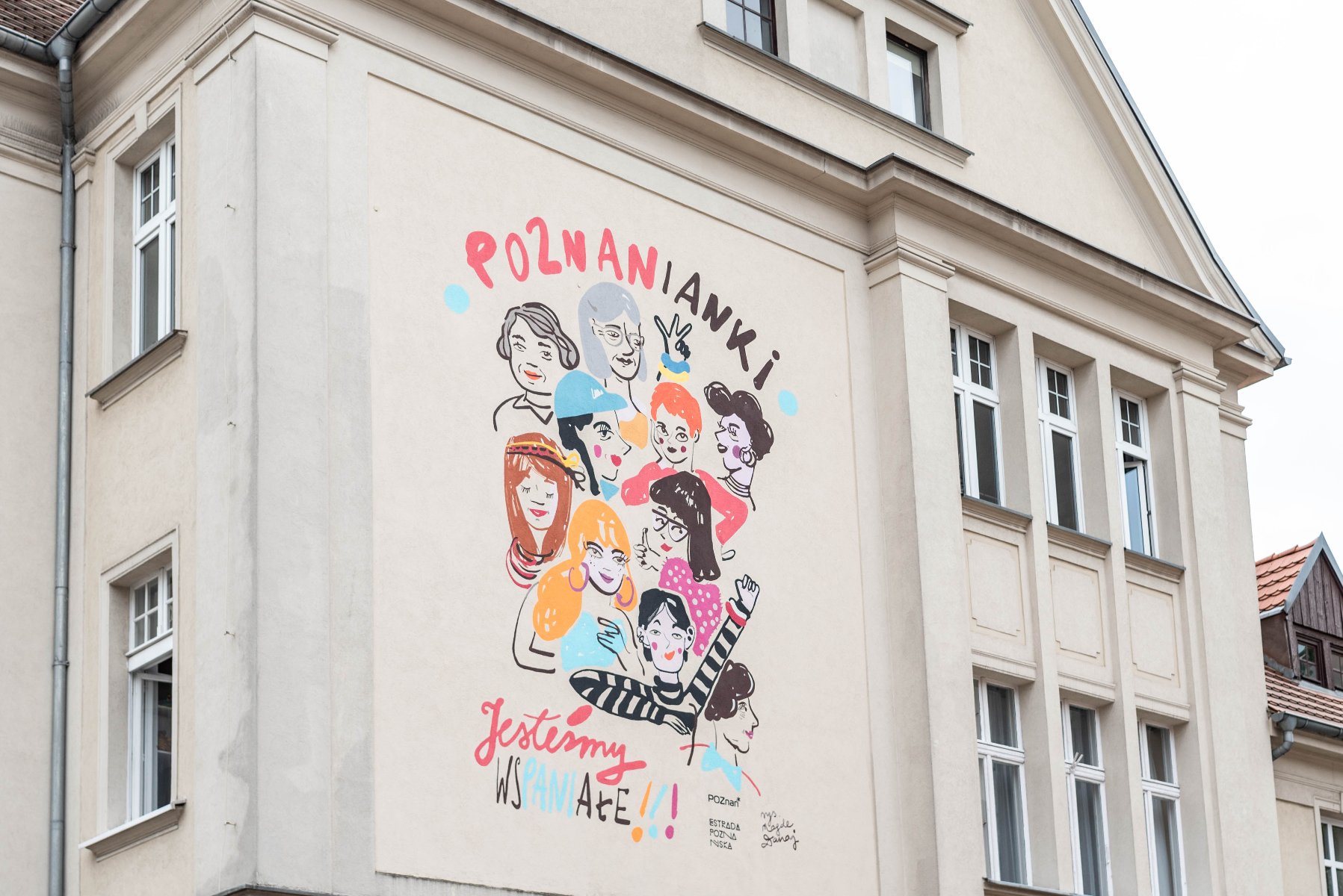 Na zdjęciu mural na kamienicy, przedstawiający kobiety obok napisu: poznanianki, jesteśmy wspaniałe - grafika artykułu