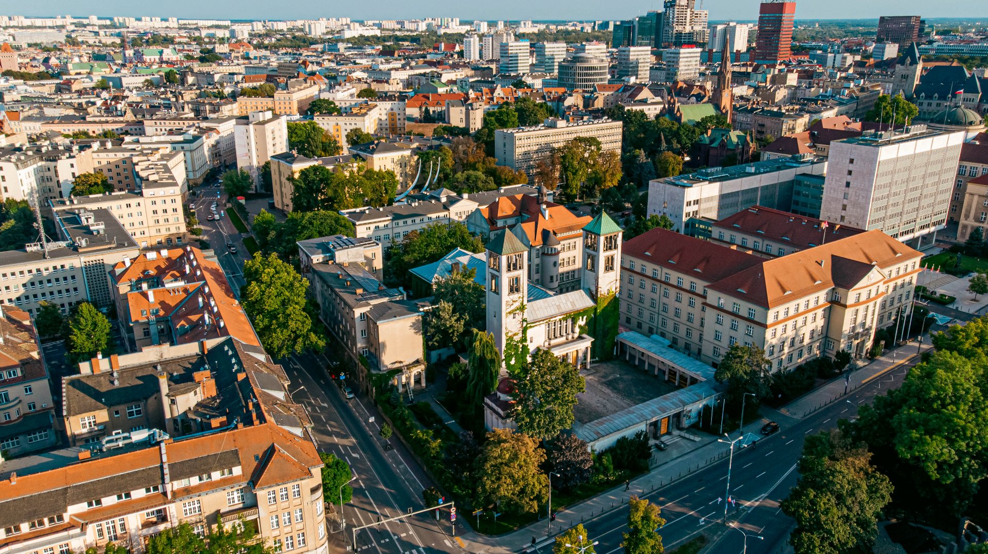 Na zdjeciu Poznań widziany z lotu ptaka, widać dachy kamienic - grafika artykułu