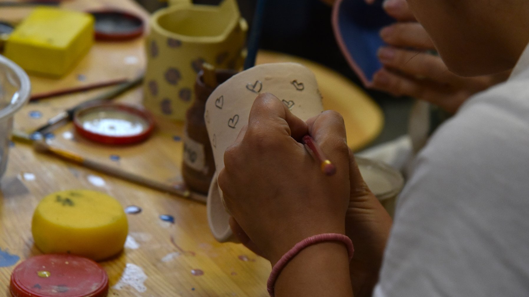 Zdjęcie z warsztatów ceramicznych dzieci romskich w Cuda dzbanki przy ul. Dąbrowskiego