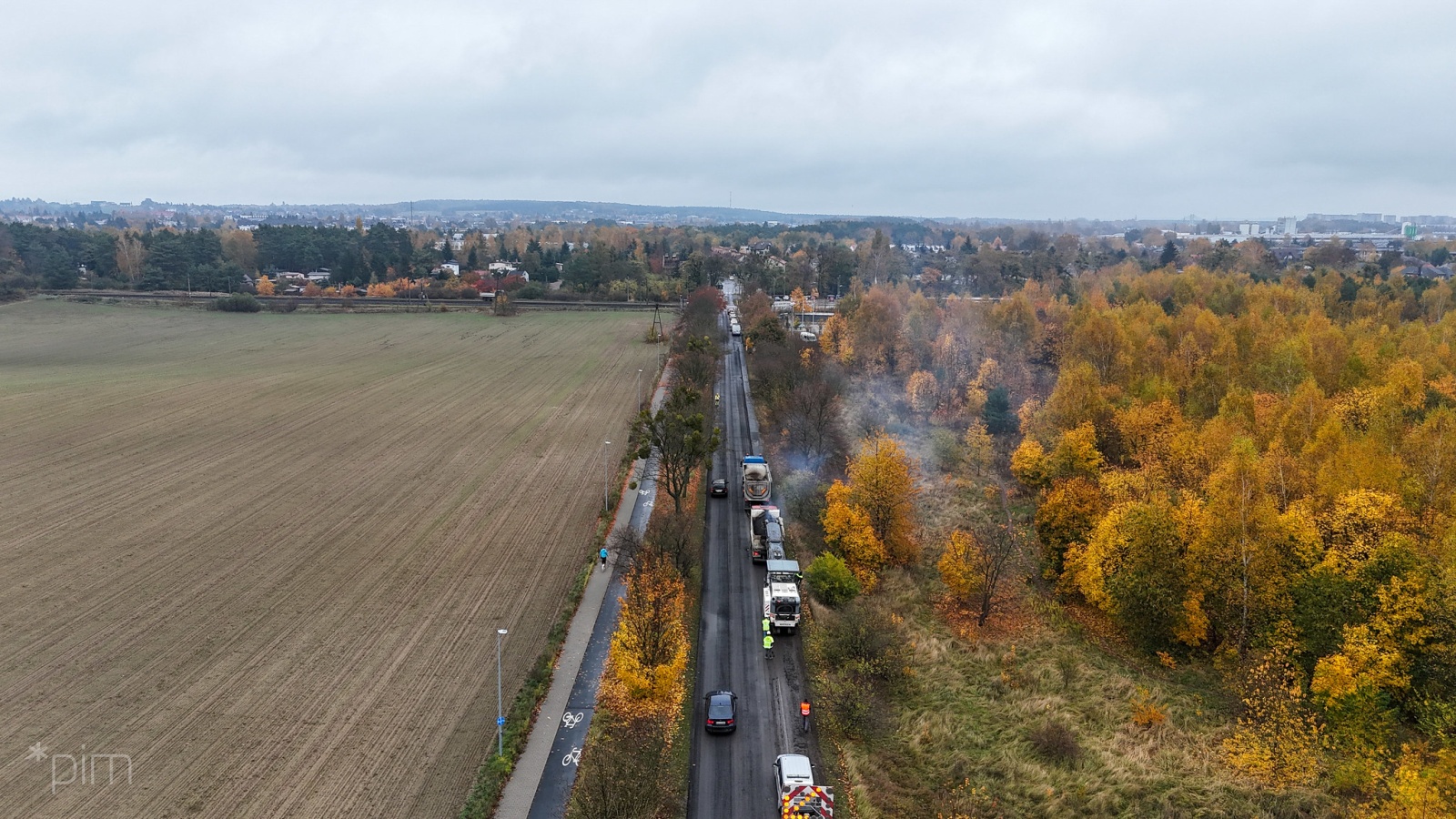 Widok z lotu ptaka na ul. Biskupińską, na której pracują maszyny - grafika artykułu