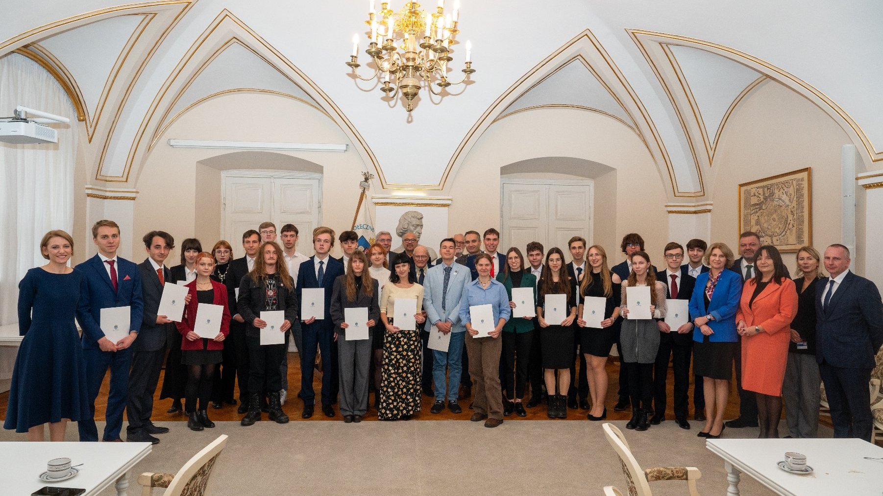 Grupowe zdjęcie stypendystów oraz przedstawicieli uczelni i urzędu miasta.