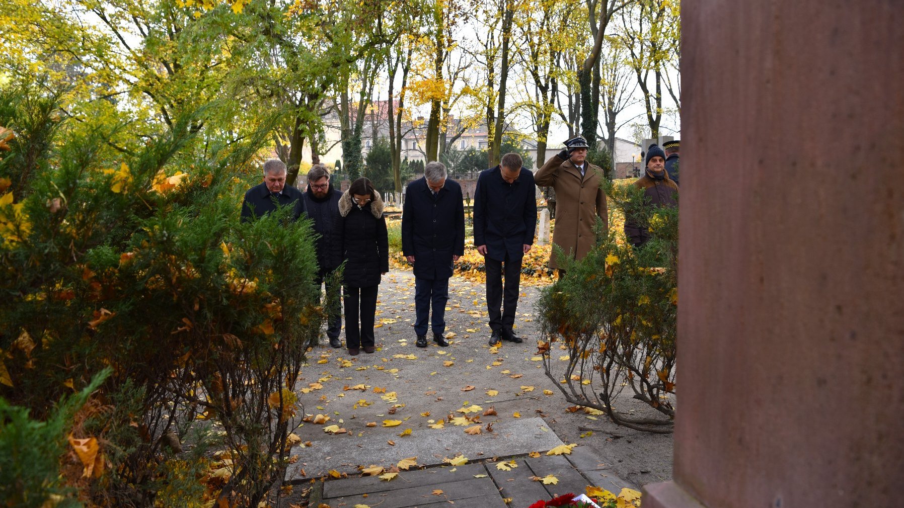 Galeria zdjęć ze składania kwiatów przez przedstawicieli poznańskiego samorządu na grobach zasłużonych Wielkopolan i pod najważniejszymi pomnikami