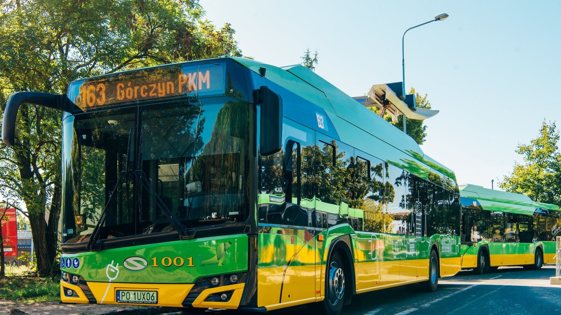 Zdjęcie przedstawia elektryczny autobus stojący na petli