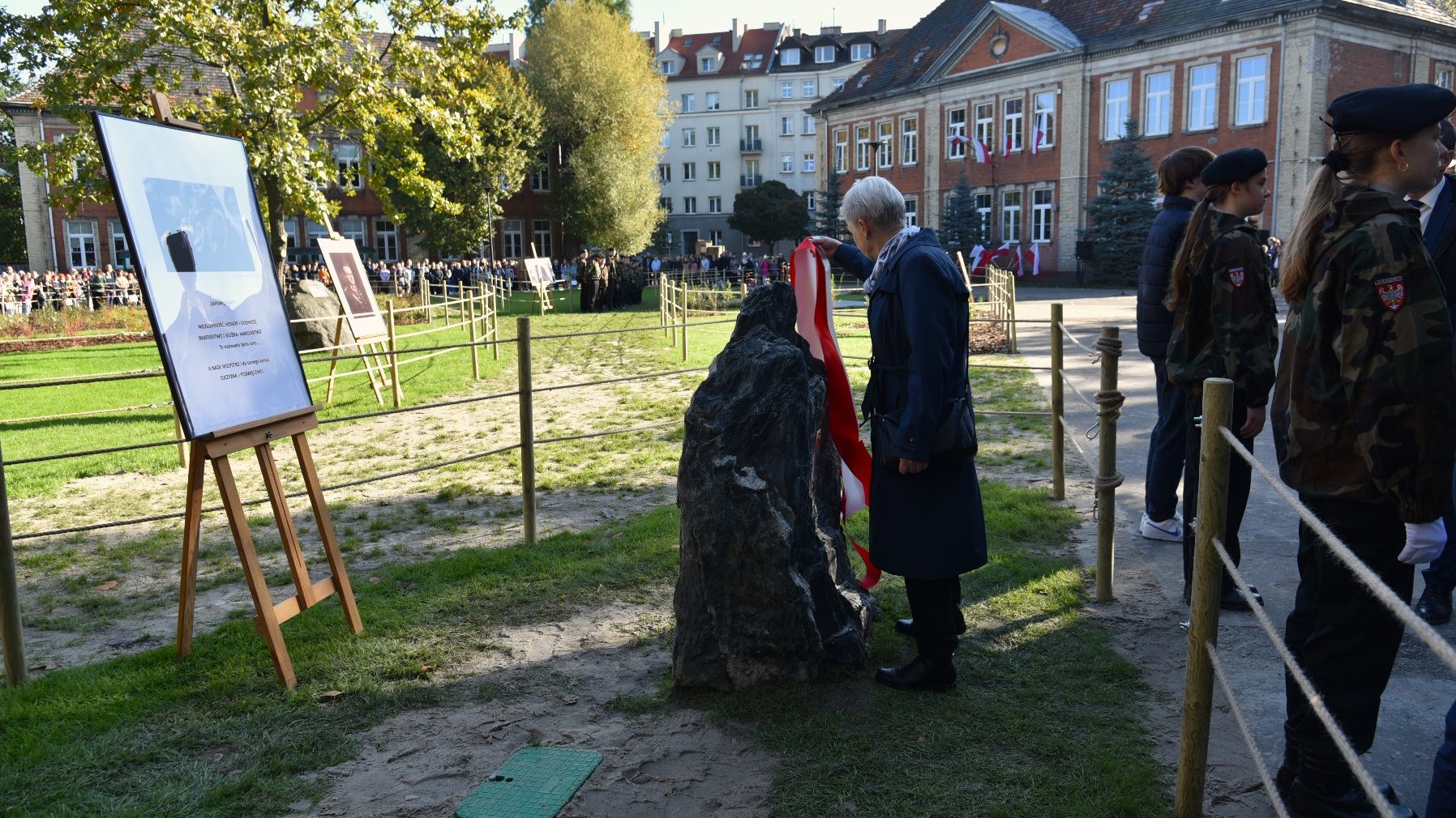 Galeria zdjęć z uroczystości Dnia Hołdu i Pamięci Ofiar Reżimu Komunistycznego przy odbrukowanym placu przy SP 33