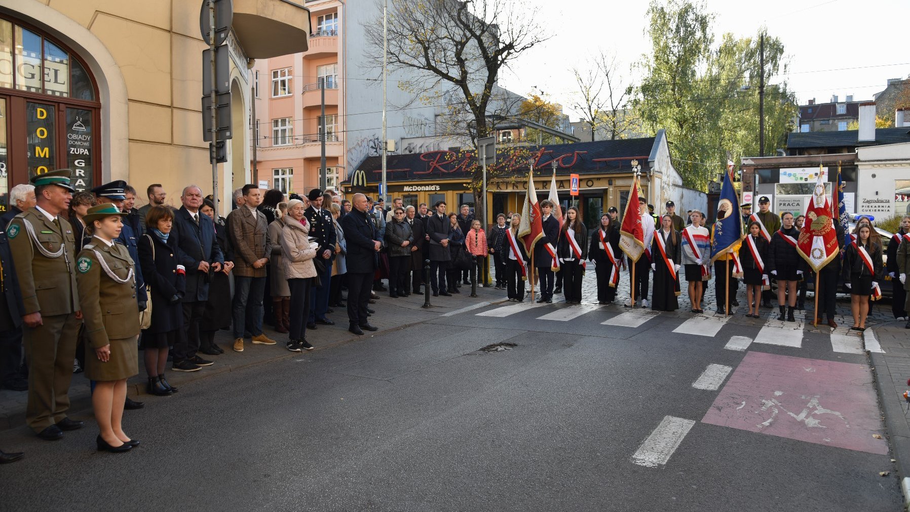 Galeria zdjęć z uroczystości pod tablicami Petera Mansfelda i Romka Strzałkowskiego