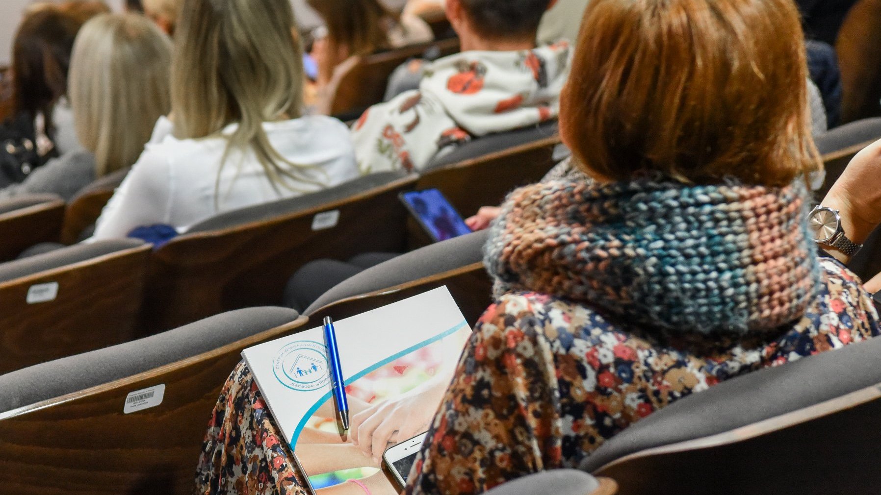 Na zdjęciu uczestnicy konferencji, tyłem do obiektywu