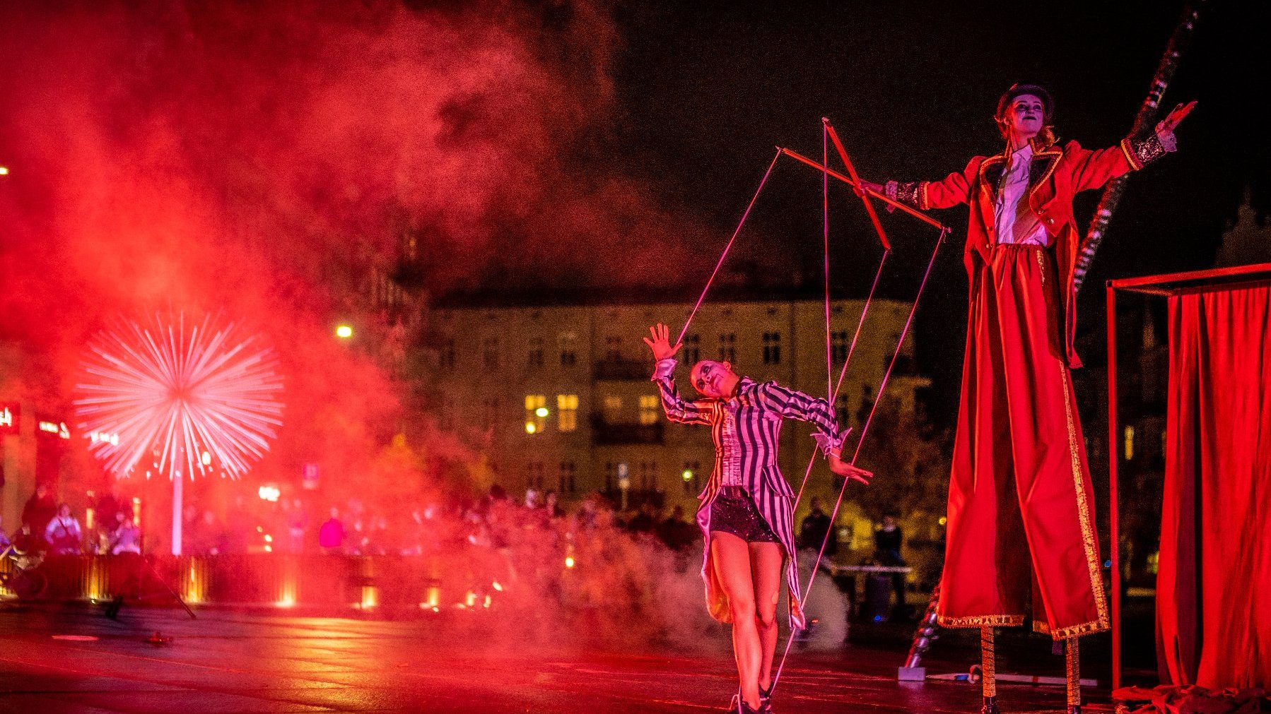 Na zdjęciu przedstawienie: widać dwoje aktorów, jeden na szczudłach