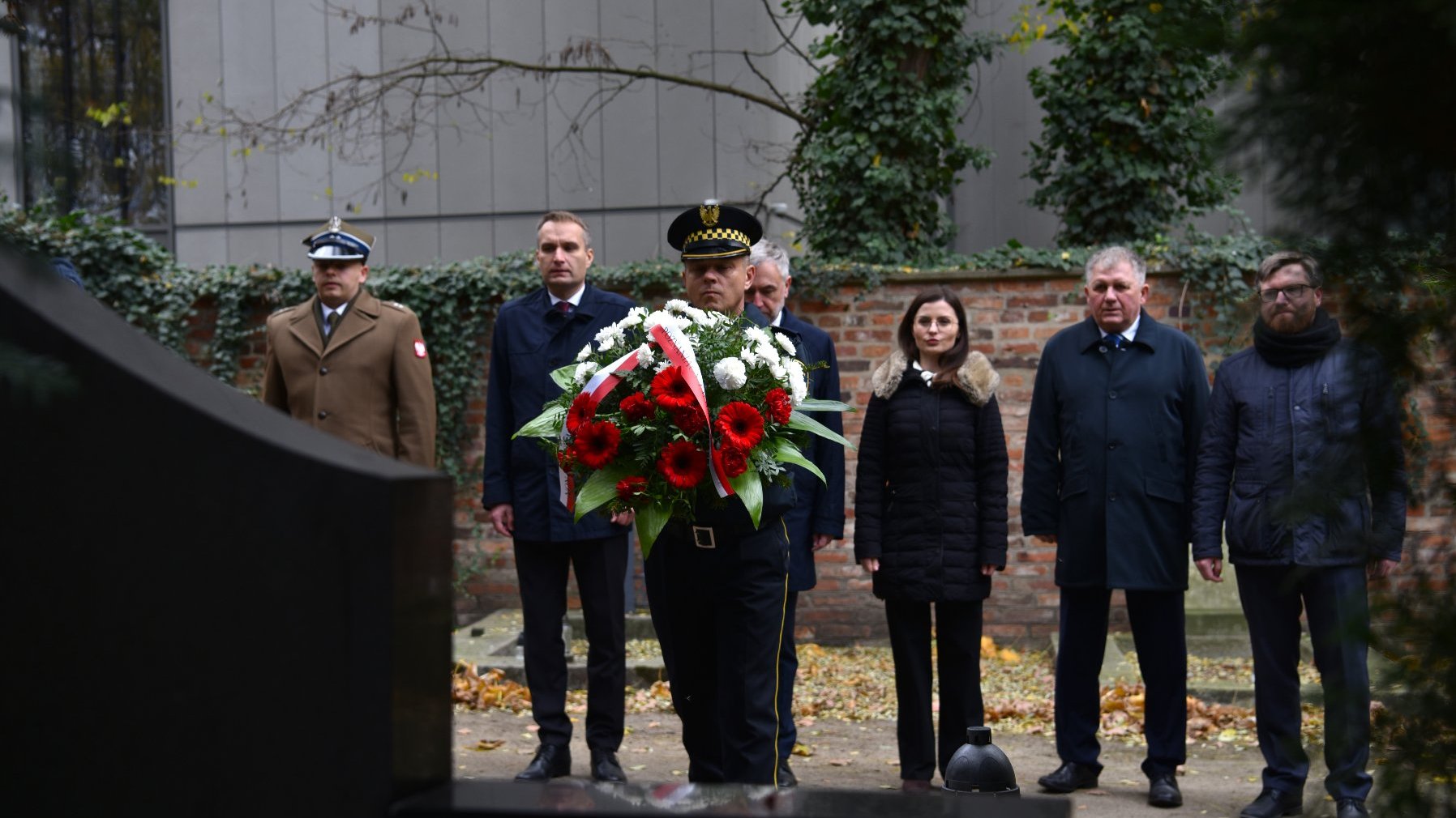 Galeria zdjęć ze składania kwiatów przez przedstawicieli poznańskiego samorządu na grobach zasłużonych Wielkopolan i pod najważniejszymi pomnikami