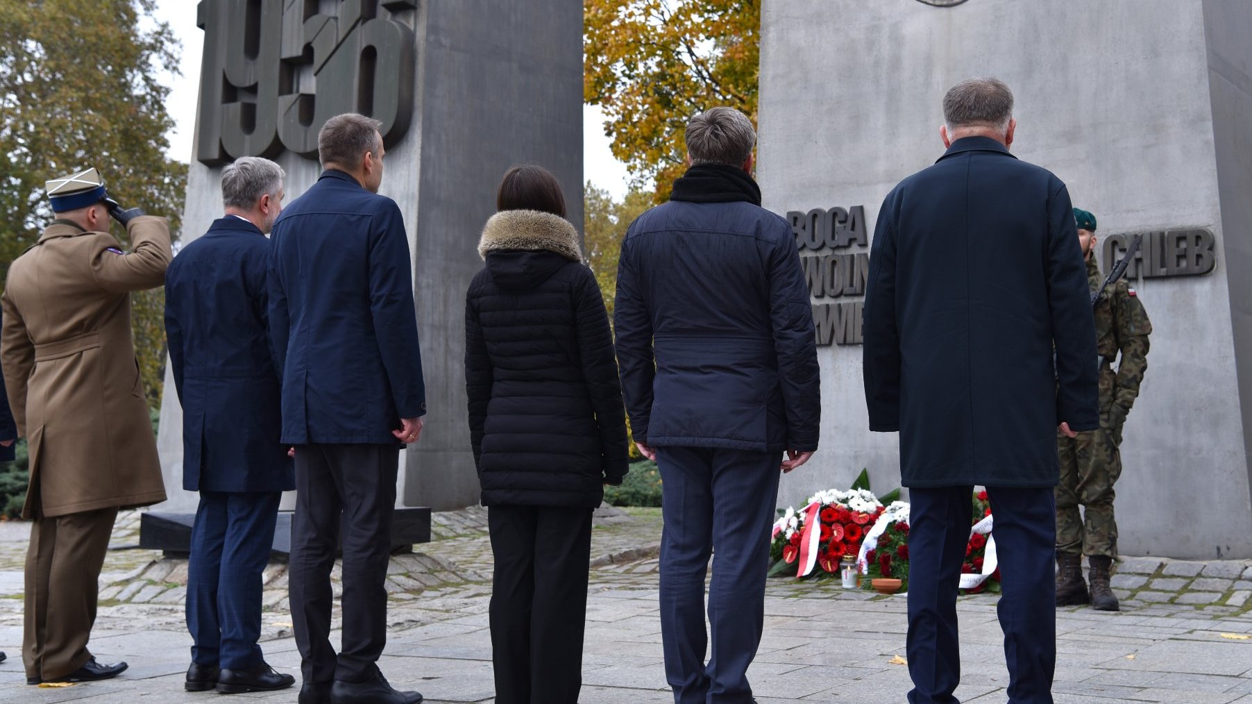 Galeria zdjęć ze składania kwiatów przez przedstawicieli poznańskiego samorządu na grobach zasłużonych Wielkopolan i pod najważniejszymi pomnikami