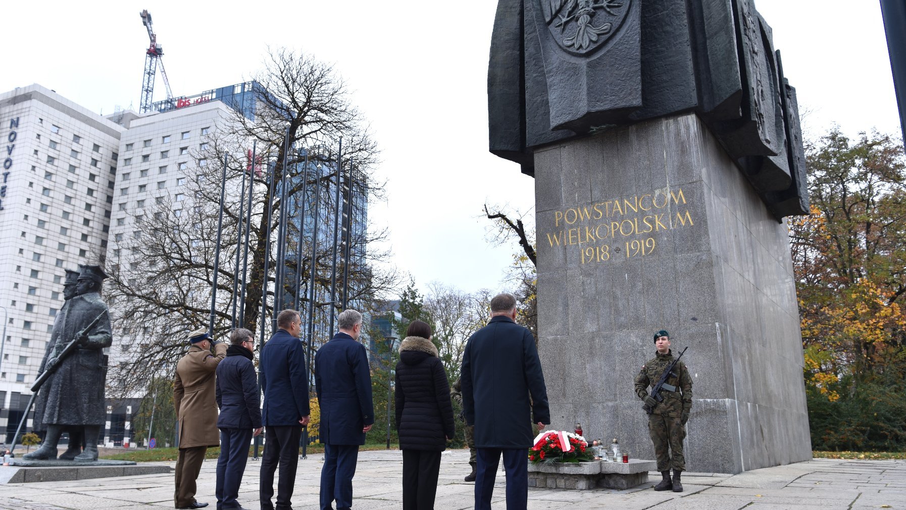 Galeria zdjęć ze składania kwiatów przez przedstawicieli poznańskiego samorządu na grobach zasłużonych Wielkopolan i pod najważniejszymi pomnikami