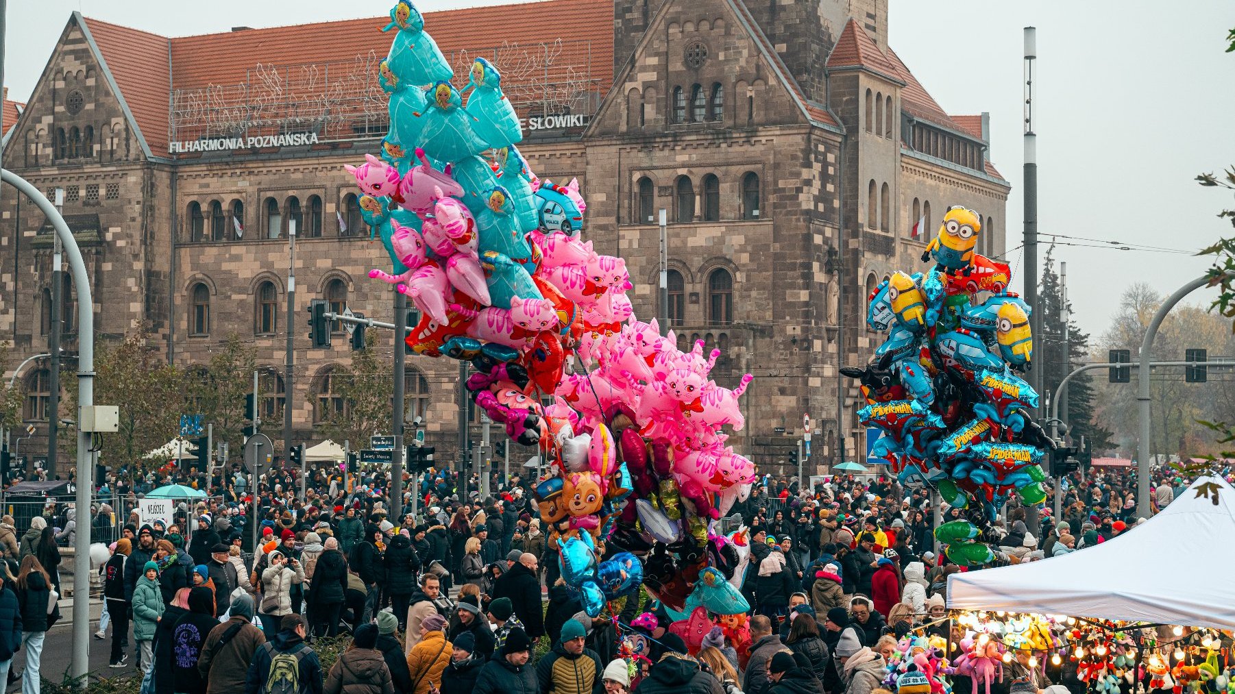 Tłum w okolicach Zamku. Widać stragany i kolorowe balony