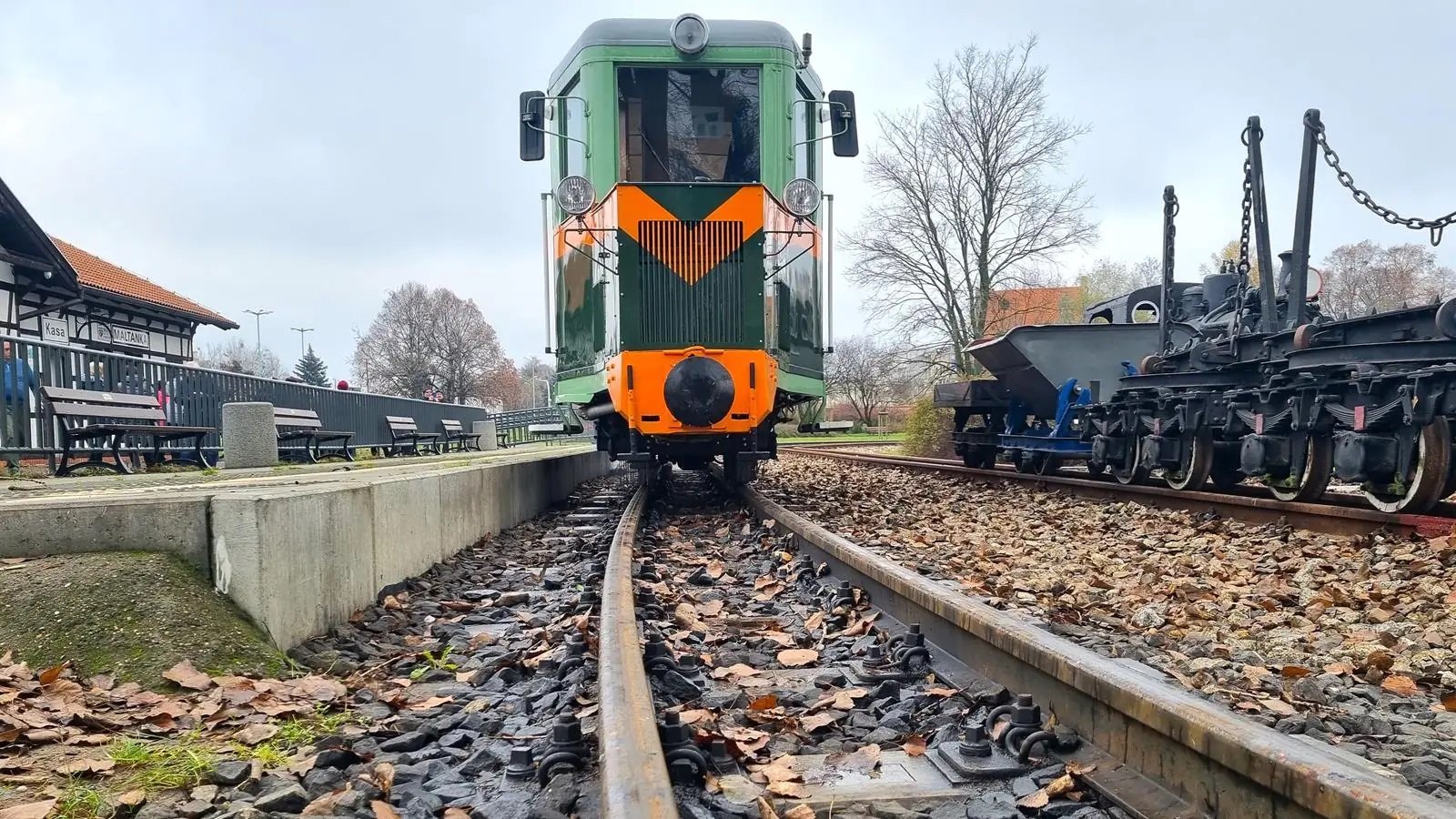 Widok od frontu na lokomotywę kolejki Maltanka