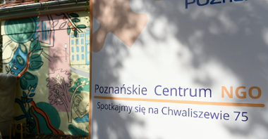 Na zdjęciu rollup z napisem: Poznańskie Centrum NGO