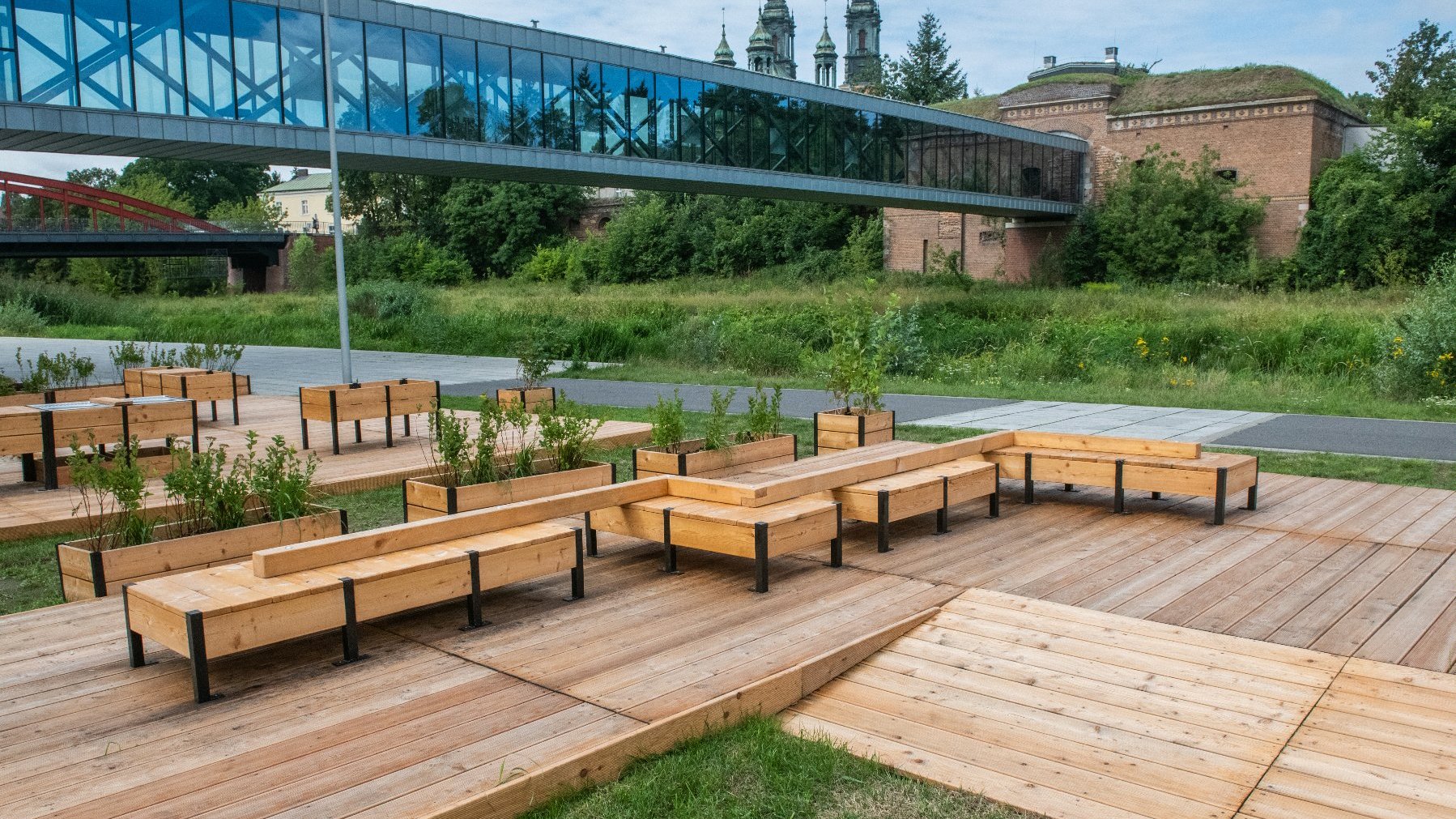 Zdjęcie przedstawia instalacje Rzecznego Ogrodu EkoEdukacji. W tle szklany łacznik między Bramą Poznania a Galarią Śluza oraz wieże katedry.