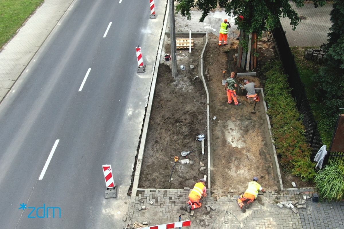 Ulica Czechosłowacka i remontowany chodnik - grafika artykułu